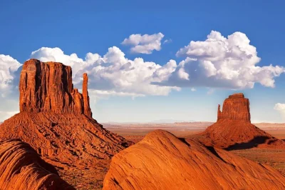 Découvrez les paysages emblématiques de monument valley et ses lieux de tournage lors d’un tour en jeep guidé par un navajo local. inclut visites, histoires et prise en charge.