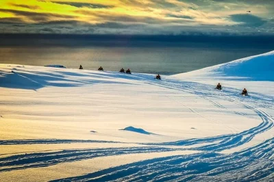 Recorre el glaciar eyjafjallajökull en moto de nieve, disfruta vistas de las islas vestman y el volcán, y aprende con un guía local. incluye equipo, casco y máscara facial.