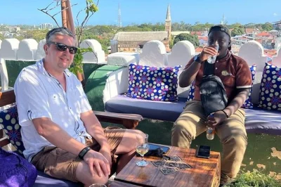 Scopri la storia, i mercati e i sapori di stonetown con una guida locale. include acqua in bottiglia e assaggio di cucina swahili.