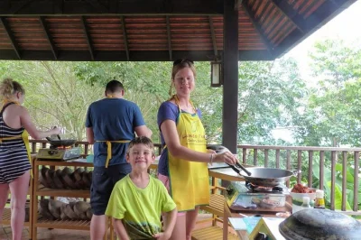 Aprenda a preparar pratos tailandeses na cozinha cercada por um jardim em koh lanta, com um chef local. inclui transfer do hotel, aula prática e refeição para compartilhar.