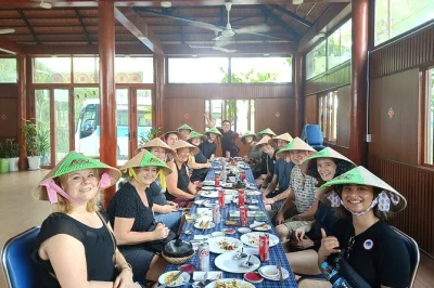 Viva uma aula prática de culinária vietnamita perto de ho chi minh, explore uma fazenda orgânica em cu chi e aprenda com o chef local tan. inclui transporte e almoço.