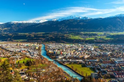 Explore o telhado dourado de innsbruck, o centro histórico e cantinhos escondidos com um guia local. tour a pé em grupo pequeno com dicas exclusivas e recomendações pessoais.