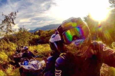 Erkunde die hügel rund um medellin bei einer atv-tour mit abholung vom hotel, einem sympathischen lokalen guide und kompletter ausrüstung. erlebe die ländliche natur hautnah.