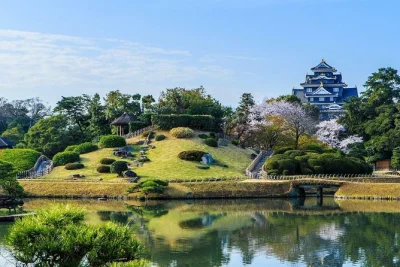 Scopri il giardino korakuen, il castello di okayama e altro in un tour privato a piedi di mezza giornata con guida locale autorizzata. incontro incluso e itinerario personalizzabile.