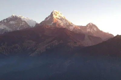 Erlebe den ghorepani poon hill trek ab pokhara mit sonnenaufgang über den bergen, traditionellen dörfern und waldpfaden. inklusive genehmigungen, transport und unterkünften.