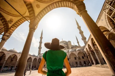Scopri la moschea blu, santa sofia, il gran bazar e gli angoli nascosti di istanbul con una guida locale privata. include pickup in hotel e itinerari flessibili.