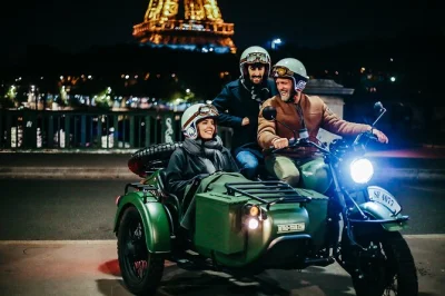 Descubra paris à noite em um sidecar vintage com guia local, traslado do hotel e uma taça de champagne. veja a torre eiffel, palais garnier e muito mais neste tour privado.