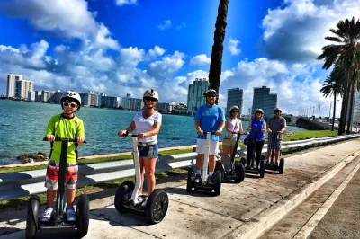 Erkunde miami beach & star island auf einer geführten segway-tour, entdecke art deco highlights, promi-villen und genieße training sowie wasser inklusive.