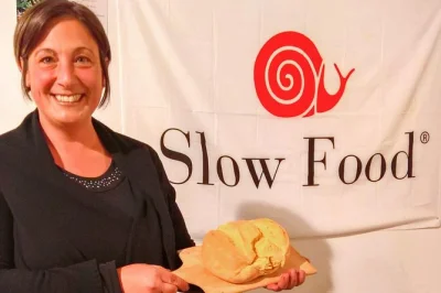 Participe de uma aula de culinária em catania com um chef local, prepare massas frescas e cannoli, aproveite vinho e almoço caseiro, tudo incluso com acompanhamento local.