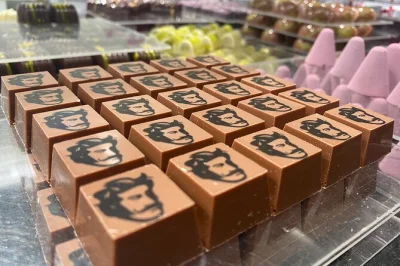 Entdecke gents beste chocolatiers bei einer privaten schokoladentour, triff lokale handwerker, probiere preisgekrönte pralinen und lausche spannenden geschichten mit einem sympathischen guide. mindes