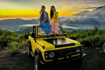 Viva o nascer do sol no monte batur em bali com um passeio de jeep 4x4, explore campos de lava e cavernas secretas, desfrute de um café da manhã típico e aproveite o traslado do hotel.