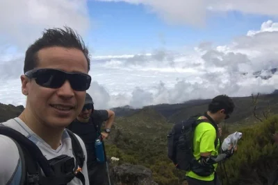 Scala il kilimanjaro lungo il percorso lemosho con guide locali, pasti inclusi e assistenza etica ai portatori. comprende alloggio in montagna, supporto per la vetta e trasporto di ritorno.