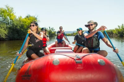 Erlebe eine entspannte rafting-tour auf dem lower salt river bei phoenix mit einem lokalen guide, entdecke wilde pferde und genieße schwimmen oder einfaches relaxen. inklusive hin- und rücktransfer,