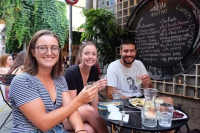 Recorre atenas en ebike con un guía local, prueba meze griegos y bebidas, visita sitios antiguos y descubre rincones secretos. incluye degustación y agua embotellada.