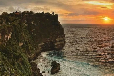 Erlebe den uluwatu-tempel bei sonnenuntergang, bewundere den kecak-feuertanz und genieße den privaten hoteltransfer mit lokalem guide. tickets und flexible rückfahrt inklusive.