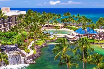 Transfert privé de waikoloa ou waimea à l’aéroport international de kona. prise en charge flexible, chauffeur local, véhicules adaptés aux groupes, réservation sans stress.