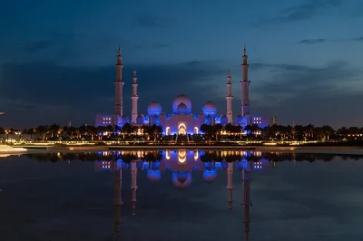 Erleben sie die sheikh zayed moschee, emirates palace und heritage village bei einer privaten tour ab dubai. inklusive hoteltransfer, örtlichem guide und mittagspause.
