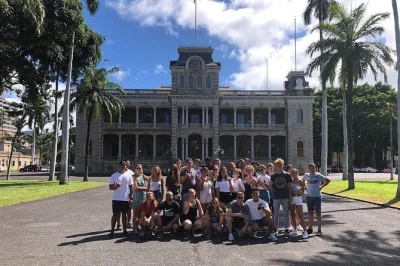 Explore o centro de honolulu com um guia local, visite o palácio iolani, a igreja kawaiaha'o e muito mais. guia em inglês e ponto de encontro fácil.