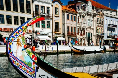 Scopri i canali di aveiro a bordo di un moliceiro, passeggia tra le case colorate di costa nova e assaggia gli ovos moles in questa gita guidata da porto con trasporto incluso.