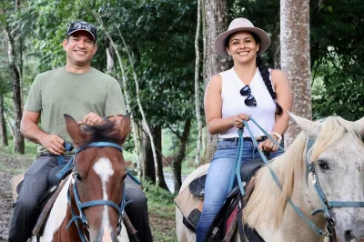 Descubre la selva de belice a caballo, navega por cuevas antiguas, disfruta un almuerzo típico y relájate con traslados ida y vuelta junto a un amable guía beliceño.