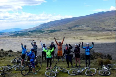 Scopri ecuador con vista sul cotopaxi, frutta fresca al mercato di otavalo, relax alle terme di papallacta e passeggiate a cavallo a zuleta, con guide esperte e trasferimenti inclusi.