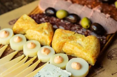 Descubre los sabores de buenos aires en un tour guiado: recorre el arte callejero de palermo, disfruta un clásico asado en parrilla y prueba helado artesanal estilo italiano. incluye bebidas.