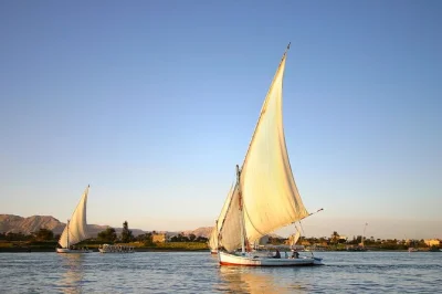 Disfruta del nilo en luxor al atardecer con un paseo privado en feluca, traslado desde el hotel, guía en inglés y visita a la isla de los plátanos para tomar té y fruta fresca.