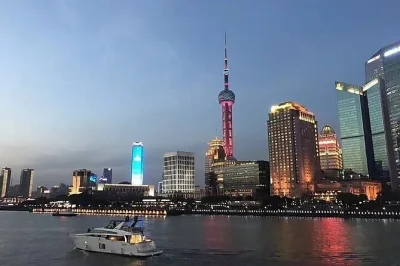 Vivi la notte di shanghai con una guida privata: crociera sul fiume huangpu, passeggiata sul bund e serata nei vivaci locali di xintiandi. biglietti inclusi.