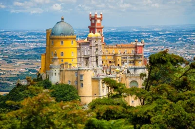 Descubra os palácios de sintra, o castelo dos mouros e cascais em um passeio privado saindo de lisboa. inclui busca no hotel, motorista local e paradas flexíveis pelo caminho.
