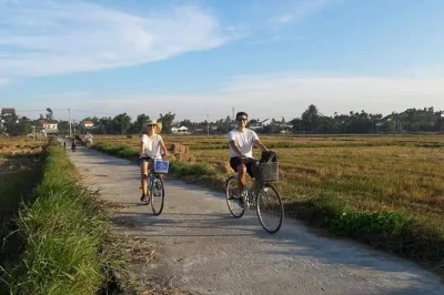 Entdecke die ländliche gegend von hoi an mit dem fahrrad, besuche das gemüse-dorf tra que, fahre mit einem korbboot und genieße ein vietnamesisches mittagessen. inklusive hoteltransfer & guide.