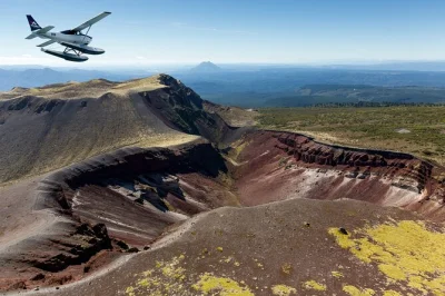 Scopri i laghi vulcanici di rotorua, sorvola il mt tarawera e ammira i geyser dall’alto in un tour in idrovolante di 30 minuti con guida locale e orari flessibili.