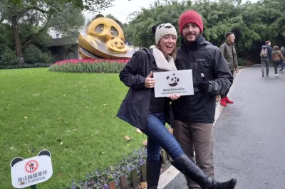Découvrez la base des pandas de chengdu et le grand bouddha de leshan en une journée, avec guide privé, prise en charge à l’hôtel et déjeuner local authentique pour une expérience sans souci.