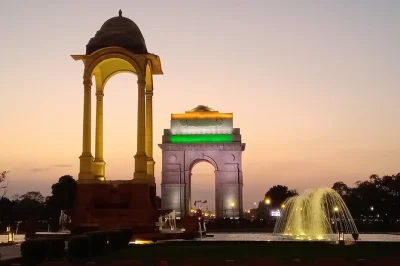 Scopri la vivace delhi notturna con una guida locale: visita il tempio di hanuman, gurudwara bangla sahib e india gate. include tè, giro in tuk-tuk e acqua in bottiglia.