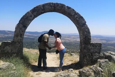 Descubra monsanto, idanha-a-velha e penha garcia com guia local. caminhe por caminhos antigos, visite locações de game of thrones e aproveite vistas de rio. transporte incluso.