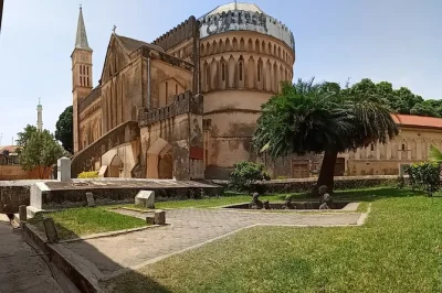 Scopri le piantagioni di spezie di zanzibar e l’antica stone town con una guida locale. include pickup in hotel, degustazione di frutta fresca e acqua in bottiglia per un tour rilassante di mezza gi