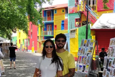 Descubre buenos aires con guía local privado, recogida en hotel y paradas flexibles en lugares como la boca, recoleta y teatro colón. accesible para sillas de ruedas.