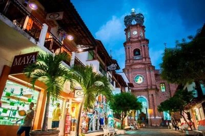 Scopri le vivaci strade di puerto vallarta, visita la chiesa della vergine di guadalupe, assaggia la tequila in una distilleria locale e esplora mismaloya con una guida amichevole.