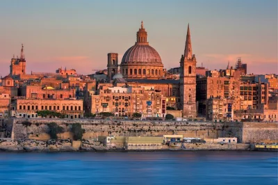 Descubre valletta, el pueblo pesquero de marsaxlokk y la gruta azul en un tour privado por malta con guía local y ruta flexible. recogida incluida para tu grupo.