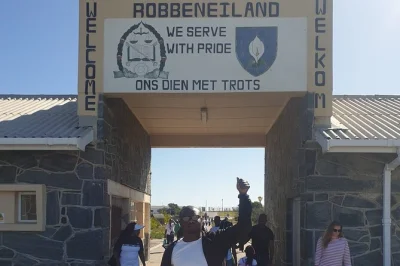 Entdecke kapstadt mit robben island gefängnistour, tafelberg seilbahn und den bunten straßen von bo-kaap – inkl. hotelabholung, tickets und lokalem guide.