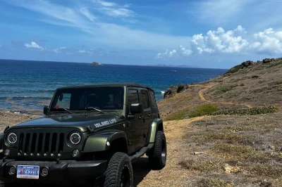 Explore st maarten francês e holandês de jeep com guia local, visite o monumento da fronteira, veja aviões em maho bay e conheça os animais em oyster pond. jeep e combustível inclusos.