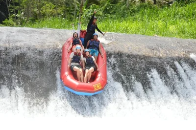 Erleben sie rafting auf dem telaga waja fluss in bali. meistern sie stromschnellen der klassen iii-iv, entdecken sie reisfelder, wasserfälle und genießen sie ein lokales buffet-mittagessen. buchen s