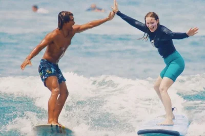 Aprende a surfear en canggu con un instructor local privado y todo el equipo. olas suaves para principiantes en la playa batu bolong, guía paso a paso y agua embotellada incluida.