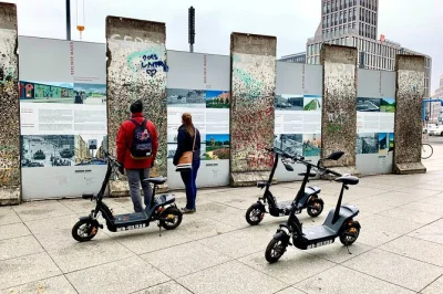 Découvrez berlin en trottinette électrique avec un guide local. visitez la porte de brandebourg, l’Île aux musées et bien plus. casque inclus et options flexibles de durée.