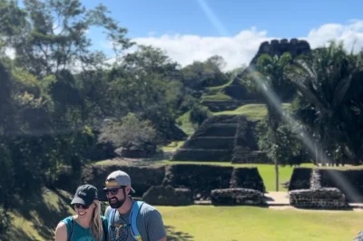 Descubre las ruinas de xunantunich y disfruta del cave tubing desde placencia con guía local. incluye transporte, equipo completo y almuerzo. vive la historia maya y las cuevas de belice en un solo d