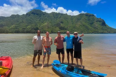 Descubra o rio kahana em oahu de caiaque ou stand up paddle, saindo de um píer privado. Águas calmas, floresta tropical e sítios antigos do havaí te esperam.