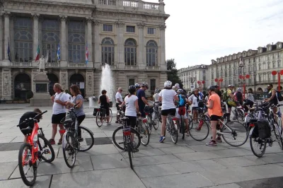 Explore turim de bicicleta com guia local — visite parques, praças reais e pontos históricos. bicicleta incluída e opções para toda a família e níveis de preparo.