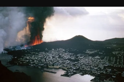 Explore as paisagens vulcânicas das ilhas westman de scooter elétrica, ouça histórias locais, veja papagaios-do-mar e ovelhas, com todo o equipamento de segurança incluso.