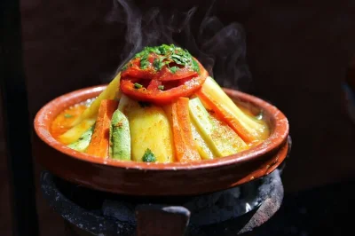 Scopri fes con un corso di cucina marocchina pratico, fai la spesa nel vivace souk per ingredienti freschi e gusta un pranzo fatto in casa con uno chef locale. accessibile in sedia a rotelle.