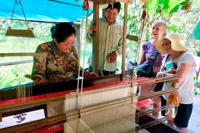 Experience phnom penh’s mekong by boat, visit silk island’s weaving village, meet locals, and enjoy fresh fruit with unlimited drinks. includes hotel pickup.