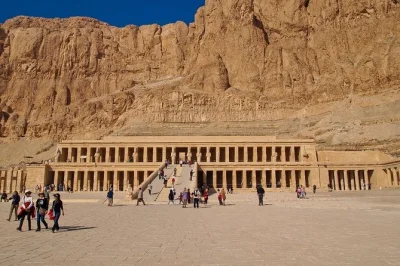 Descubre los templos de karnak y luxor, el valle de los reyes, el templo de hatshepsut y los colosos de memnón en un tour privado de 2 días con guía experto y recogida en hotel.